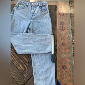 Empire, baggy jeans, light wash